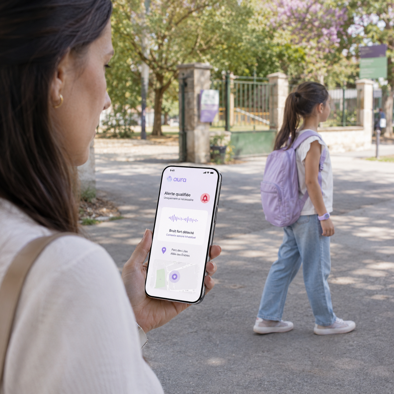 Parent recevant une alerte Aura qualifiée sur téléphone